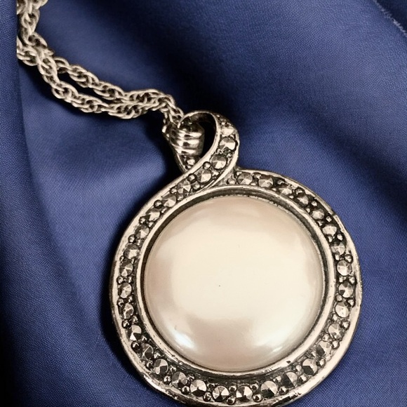 Vintage Ornate Silver Tone & White Pearlish Pendant Necklace - Picture 3 of 7